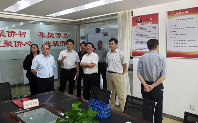 5d1aef84ebfe1.jpg 董事長翟一鳴介紹僑胞之家建設(shè)情況(網(wǎng)用).jpg