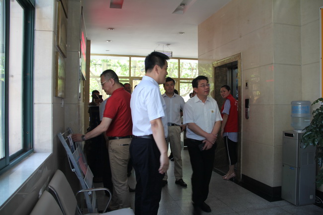 5d1af0121dffb.jpg 董事長翟一鳴介紹僑星驛站情況(網(wǎng)用).jpg