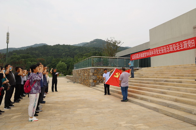 60dd2d6a3928d.jpg 2(網(wǎng)用)副總經(jīng)理、黨委副書記李星衛(wèi)帶領(lǐng)大家重溫入黨誓詞.jpg