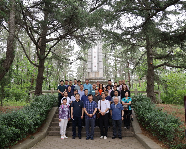 60dd2dcf16d3c.jpg 8(網(wǎng)用)在天福山起義紀(jì)念碑前合影.jpg