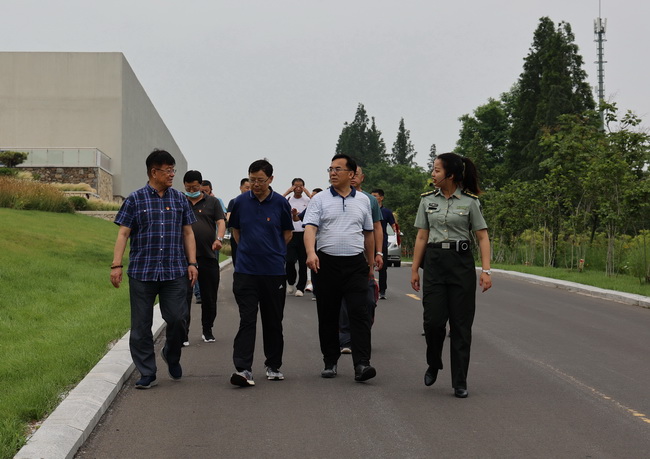 60dd2e0829e69.jpg 4(網(wǎng)用)前往參觀天福山革命遺址.jpg