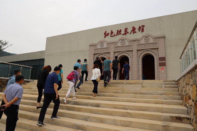 60dd2e4c9c577.jpg 10(網(wǎng)用)進(jìn)入紅色膠東展館.jpg